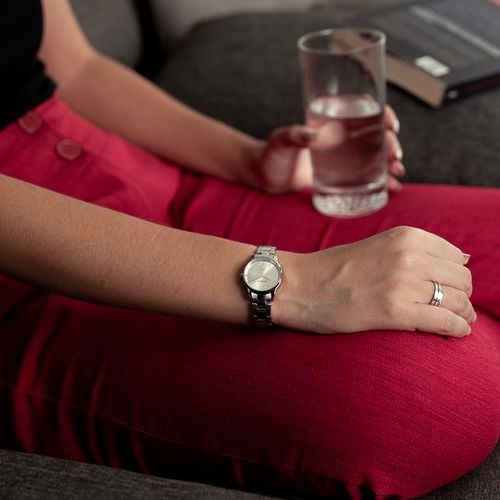 Relógio Feminino Prata com Mostrador Efeito Metálico
